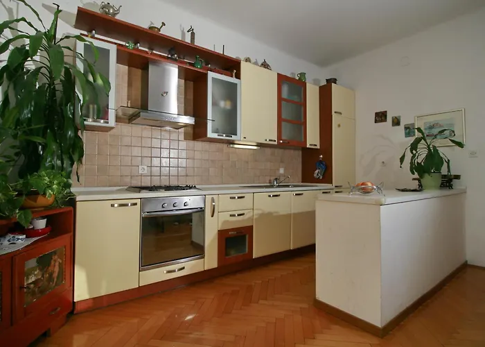 Spacious In The Center * Split